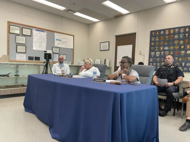 Council discusses ongoing issues with Third Street flags